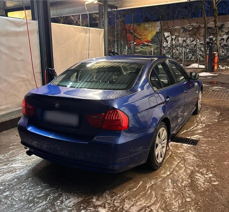 Gebraucht BMW 318 143 PS (105 kW) 2010 Blau Limousine