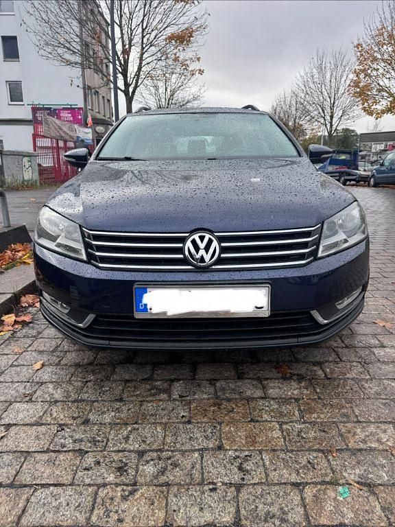 Blau Gebraucht 2012 VW Passat Trendline Kombi | 4.890 € (Superpreis) - Bild 1/4