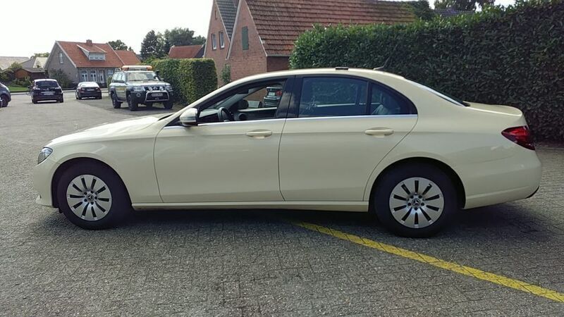 Beige Gebraucht 2018 Mercedes E200 Limousine | 13.450 € - Bild 1/4