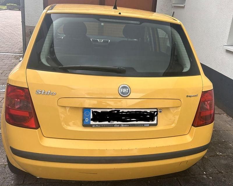 Gelb Gebraucht 2006 Fiat Stilo Limousine | 1.500 € (Fairer Preis) - Bild 1/4