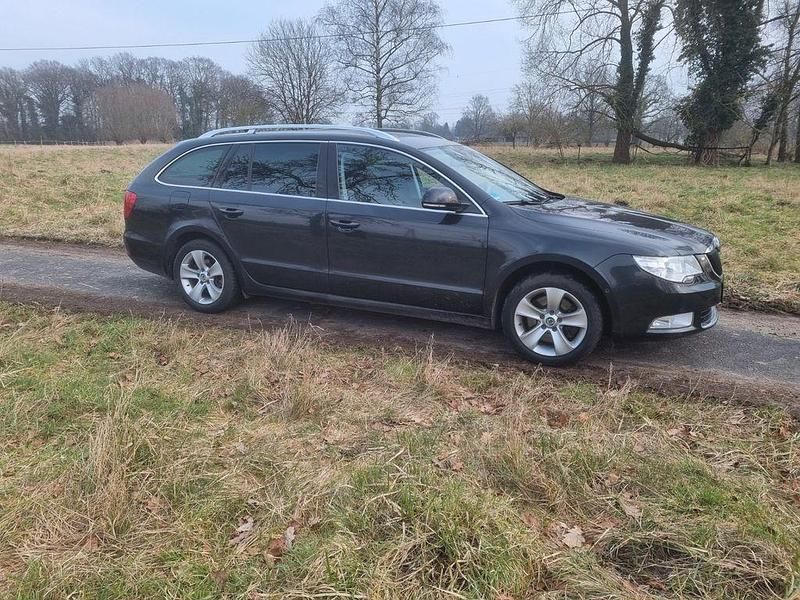 Schwarz Gebraucht 2013 Skoda Superb Elegance Kombi | 8.950 € (Fairer Preis) - Bild 1/4