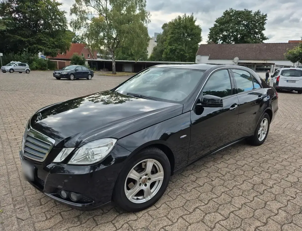 Gebraucht Mercedes E220 170 PS (125 kW) 2010 Schwarz Limousine