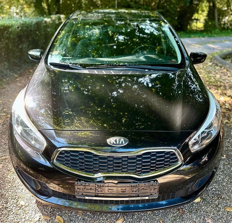 Schwarz Gebraucht 2013 Kia Ceed Attract Limousine | 5.190 € (Superpreis) - Bild 1/4
