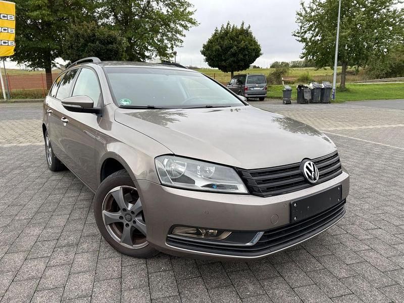 Braun Gebraucht 2011 VW Passat Trendline Kombi | 4.499 € (Fairer Preis) - Bild 1/4