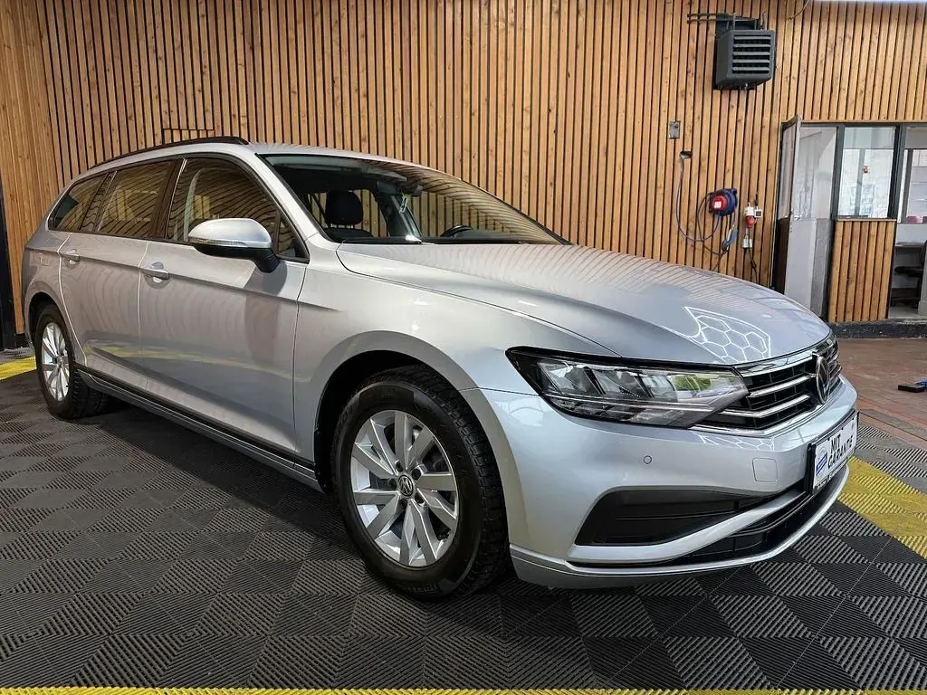 Gebraucht VW Passat 150 PS (110 kW) 2022 Scale silver Kombi