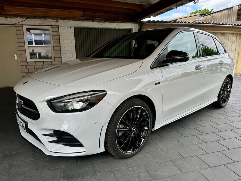 Weiß Gebraucht 2021 Mercedes B250e AMG Van / Kleinbus | 29.500 € (Etwas zu teuer) - Bild 1/4