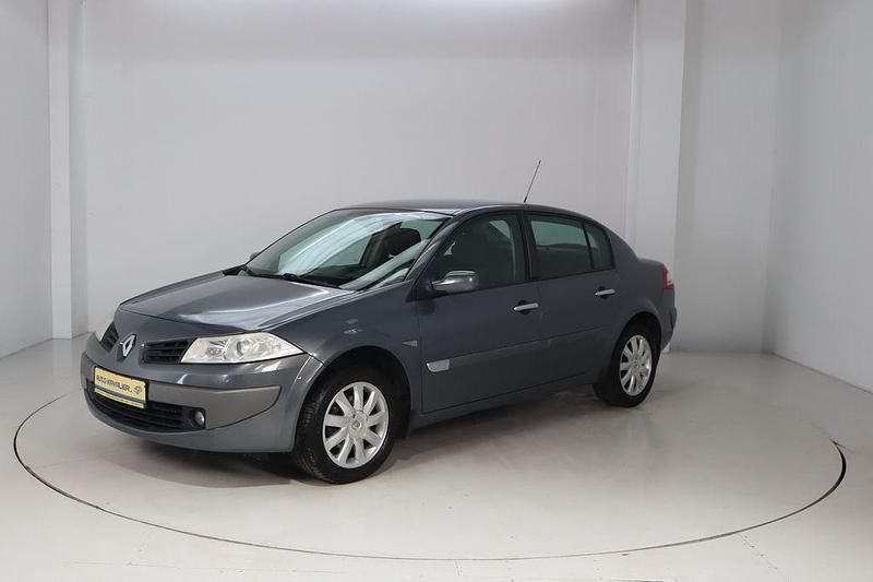 Grau Gebraucht 2006 Renault Mégane II Dynamique Limousine | 2.980 € (Fairer Preis) - Bild 1/4