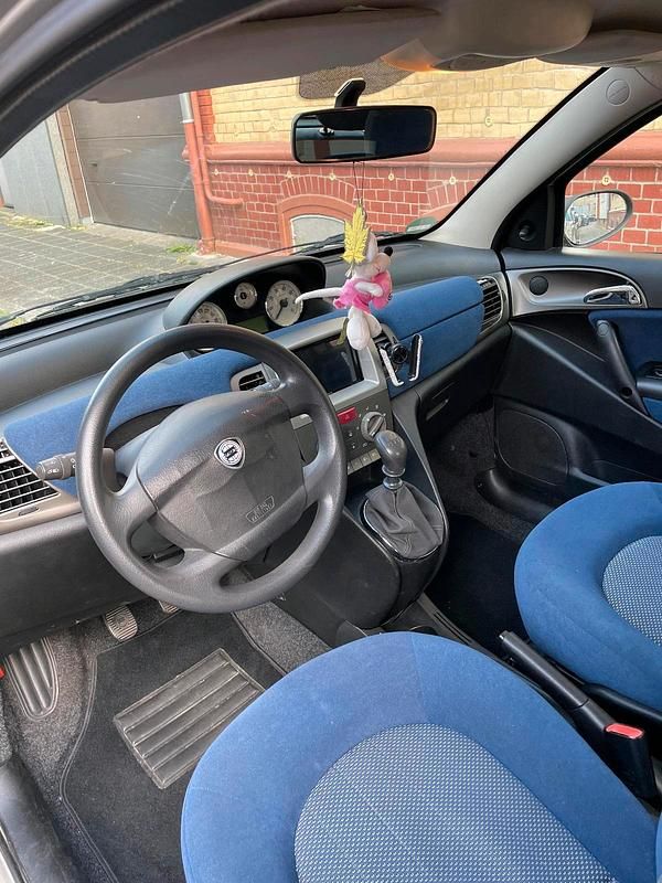 Grau Gebraucht 2004 Lancia Ypsilon Kleinwagen | 950 € (Guter Preis) - Bild 1/4