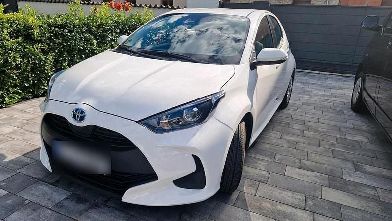 Weiß Gebraucht 2022 Toyota Yaris Hybrid Business Edition Kleinwagen | 17.000 € (Superpreis) - Bild 1/4