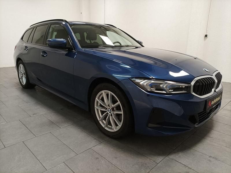 Blau Gebraucht 2022 BMW 318 Shadowline Kombi | 25.970 € (Superpreis) - Bild 1/4