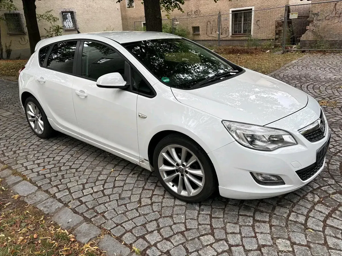 Gebraucht Opel Astra Sport 140 PS (102 kW) 2012 Weiß Kleinwagen