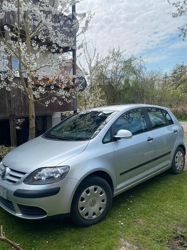 Second-hand VW Golf IV 102 CP (75 kW) 2005 Argintiu Berlinǎ