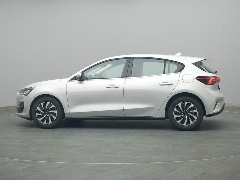 Neu Ford Focus Titanium 125 PS (91 kW) 2025 Silber Limousine