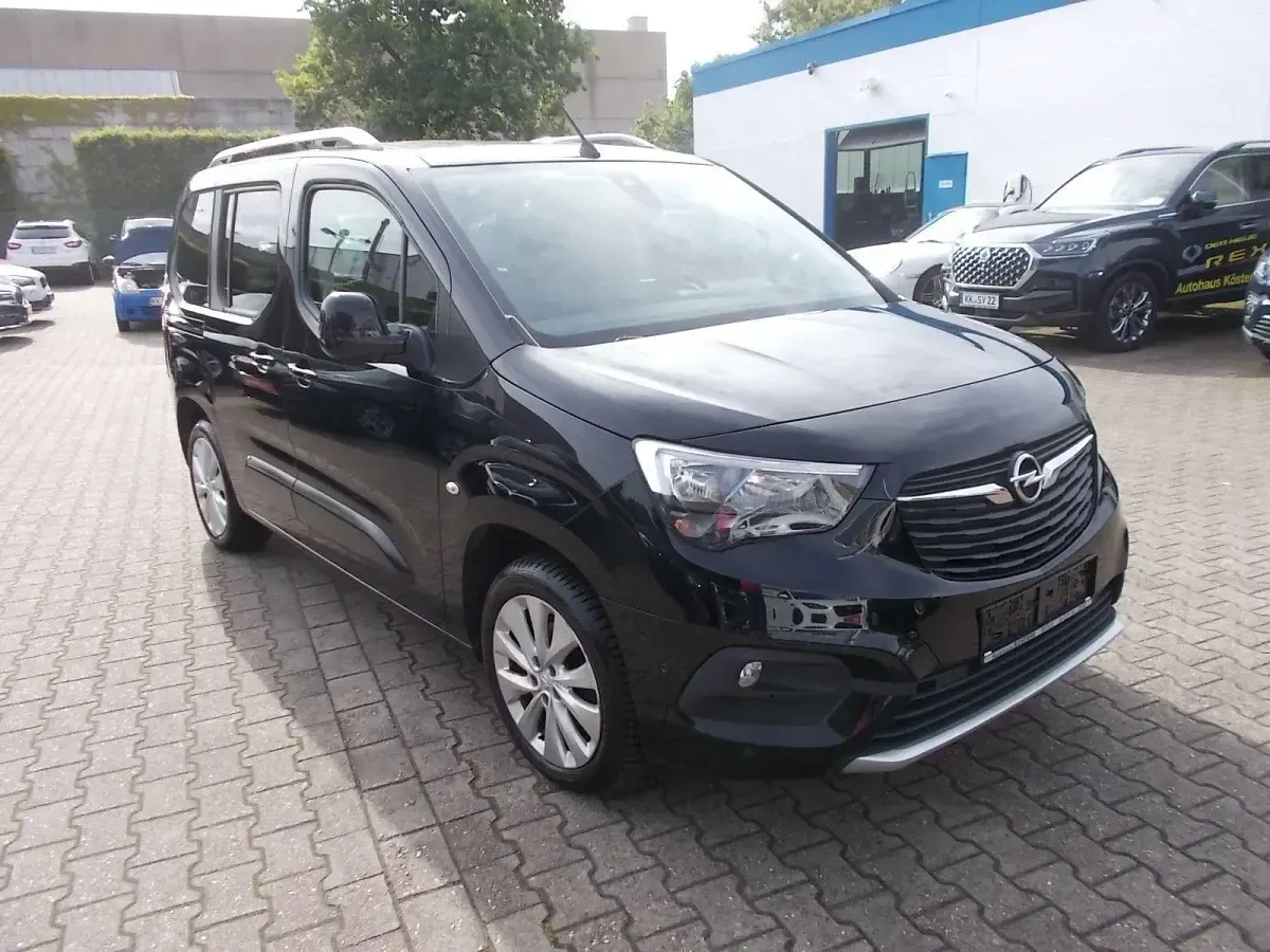 Gebraucht Opel Combo Innovation 131 PS (96 kW) 2018 Schwarz Van / Kleinbus