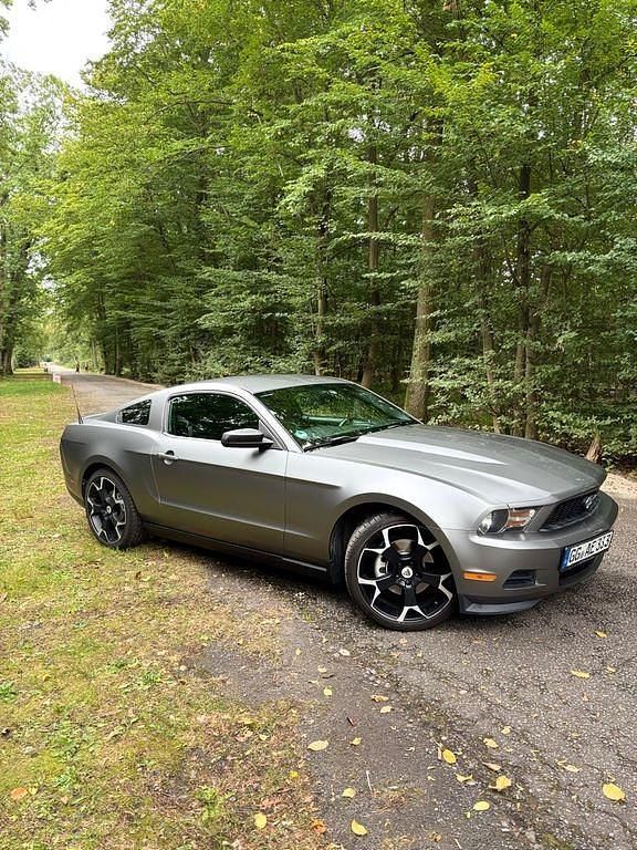 Silber Gebraucht 2011 Ford Mustang Coupé | 20.999 € - Bild 1/4