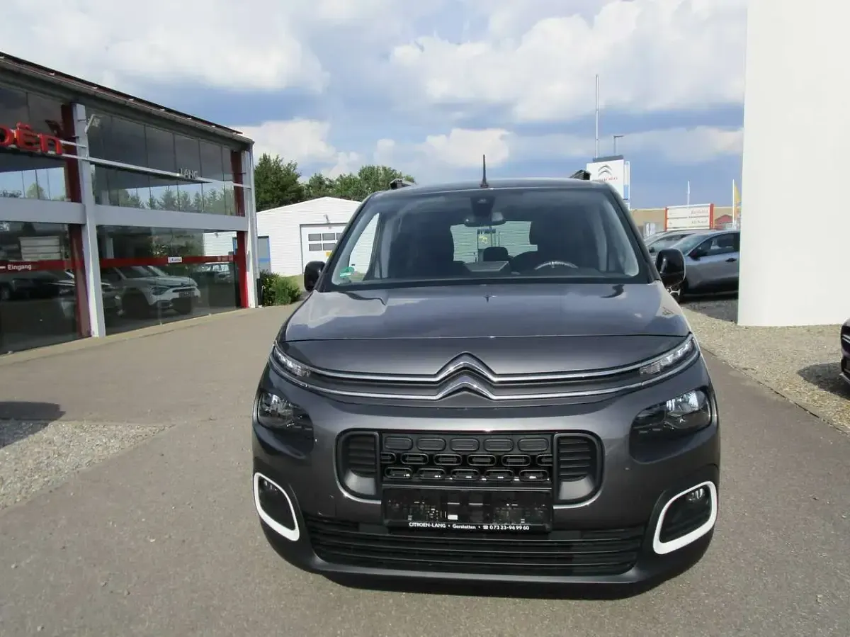 Gebraucht Citroën Berlingo Feel 131 PS (96 kW) 2023 Lackierung platiniumgrau Van / Kleinbus