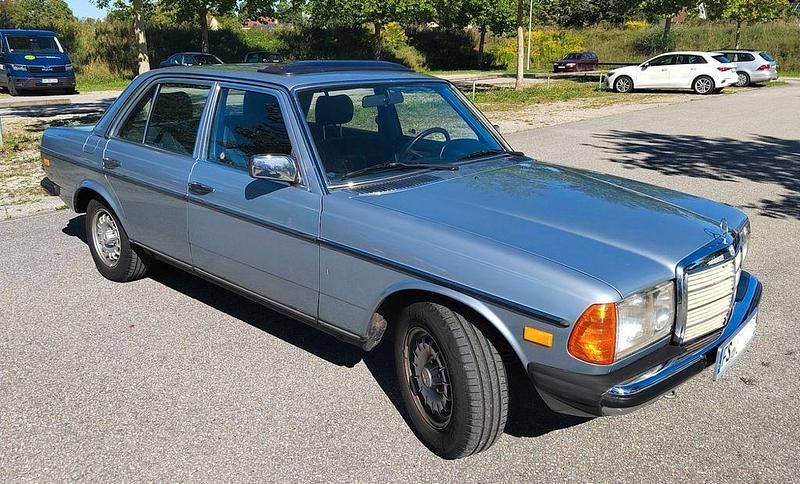 Gebraucht Mercedes E230 136 PS (100 kW) 1981 Blau Limousine