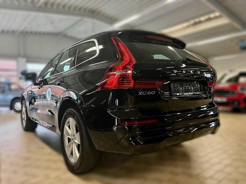 Gebraucht Volvo XC60 Momentum 197 PS (144 kW) 2022 Diverse metallic SUV