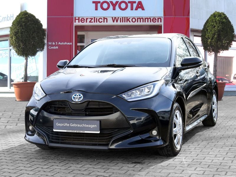 Schwarz Gebraucht 2021 Toyota Yaris Hybrid Team Limousine | 15.990 € (Fairer Preis) - Bild 1/4