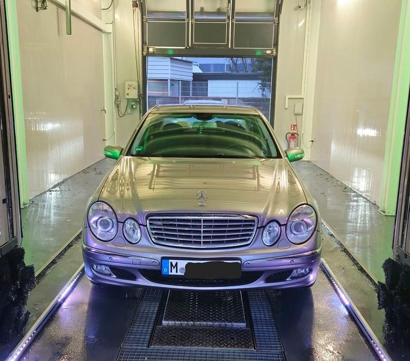 Gebraucht Mercedes E220 150 PS (110 kW) 2005 Gold Limousine
