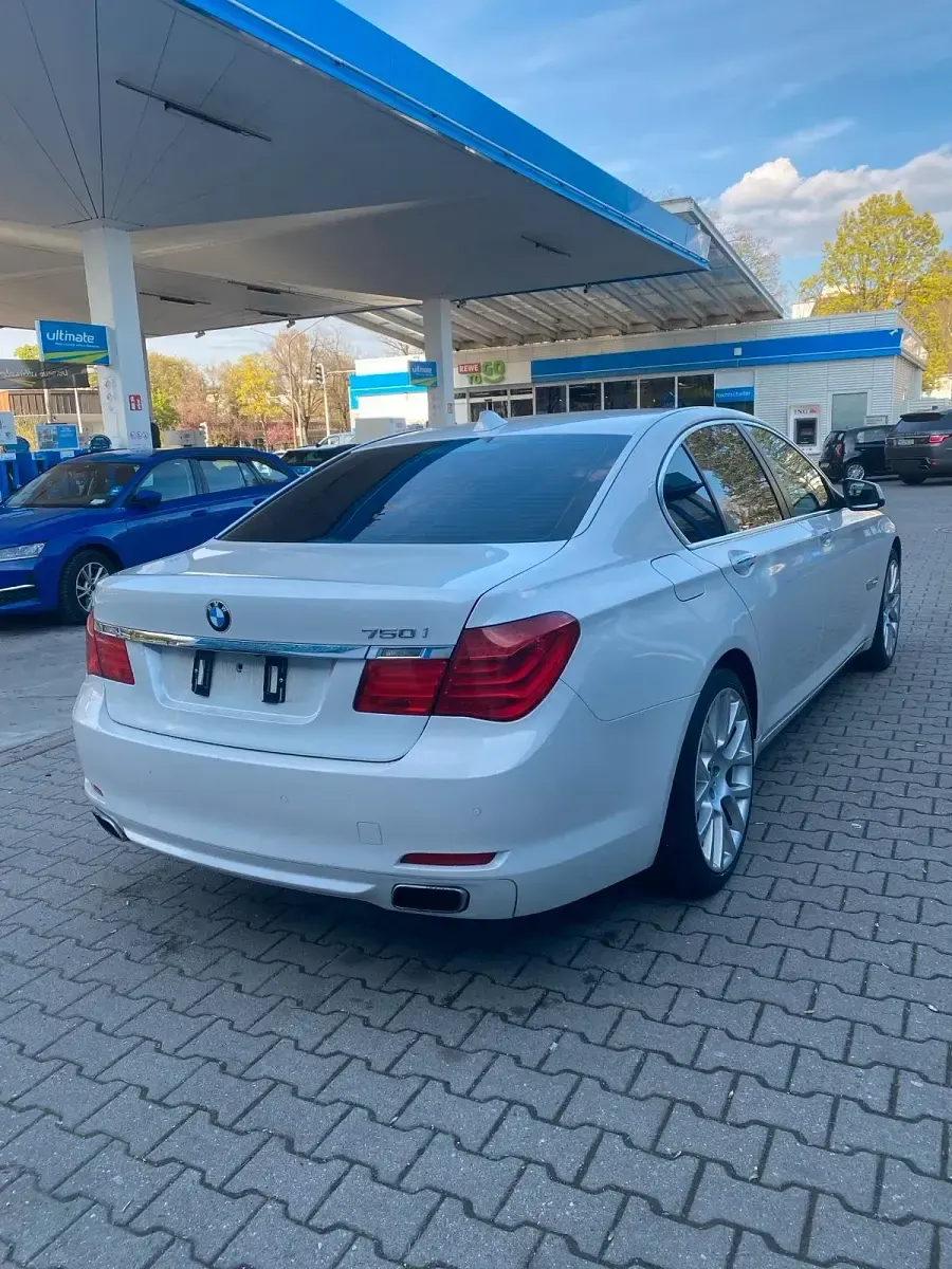 Gebraucht BMW 750 408 PS (300 kW) 2011 Weiß Limousine