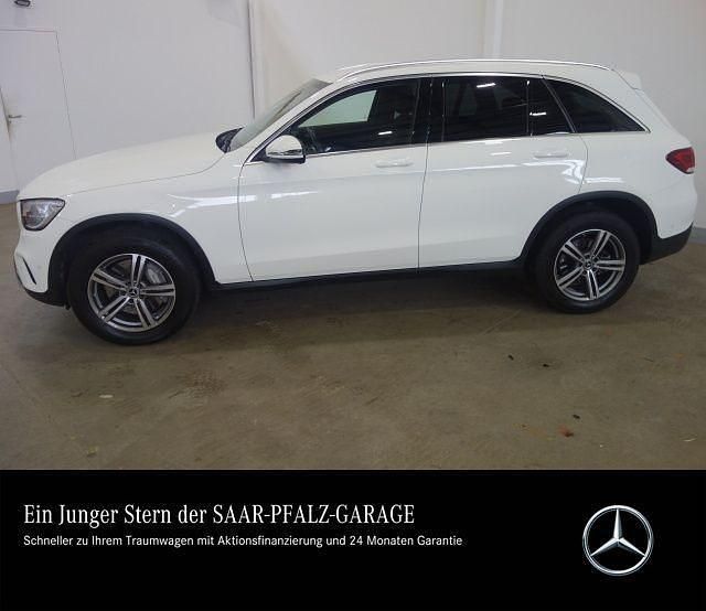 Gebraucht Mercedes GLC300e 211 PS (155 kW) 2022 Unilack polarweiß SUV