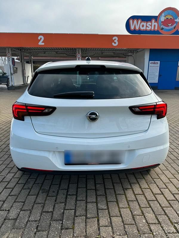 Weiß Gebraucht 2016 Opel Astra Limousine | 7.950 € (Etwas zu teuer) - Bild 1/4