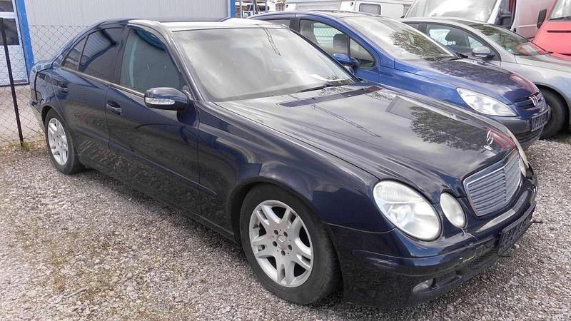 Gebraucht Mercedes E220 143 PS (105 kW) 2003 Blau Limousine
