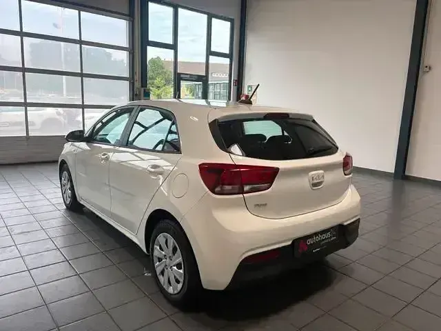 Gebraucht Kia Rio Edition 7 84 PS (61 kW) 2023 Weiß Limousine