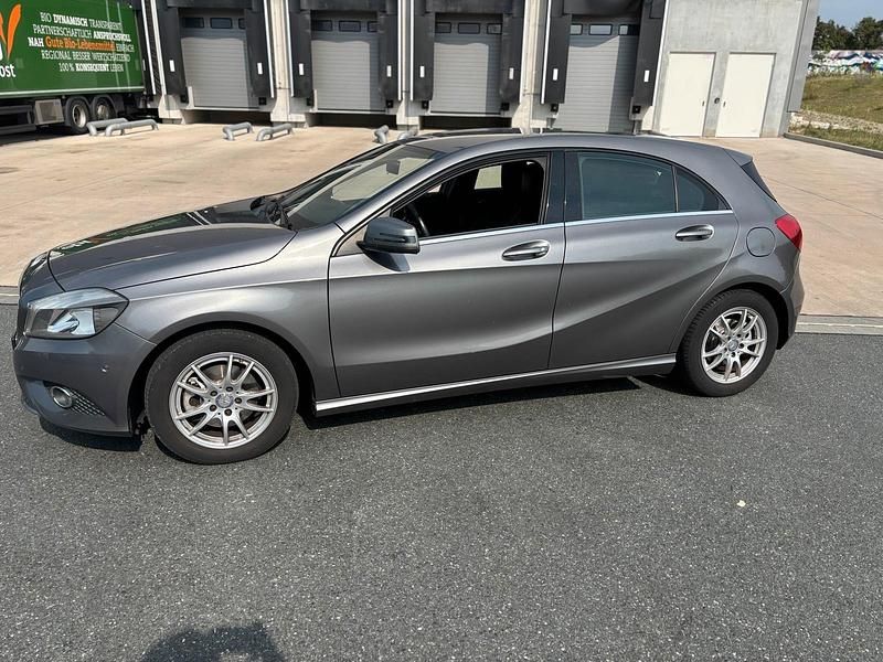 Gebraucht Mercedes A180 122 PS (89 kW) 2015 Grau Limousine