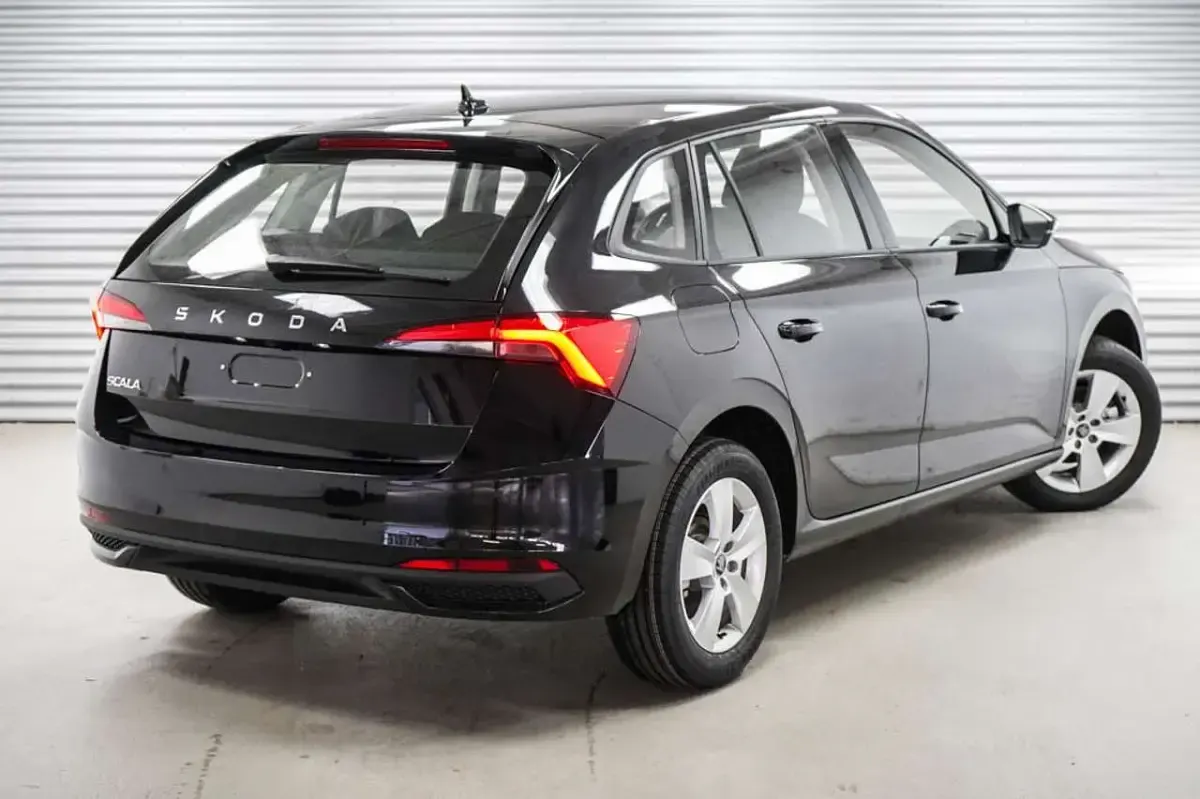 Neu Skoda Scala Selection 116 PS (85 kW) 2025 Schwarz Kleinwagen