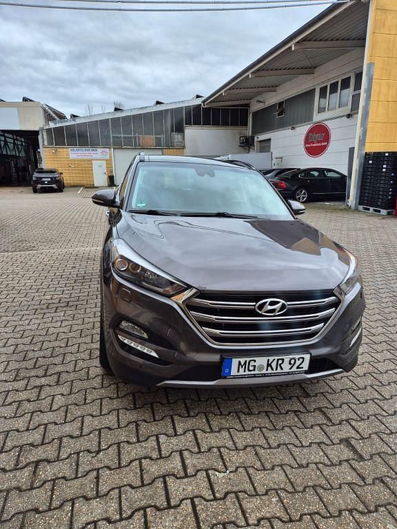 Braun Gebraucht 2016 Hyundai Tucson Advantage SUV | 11.900 € (Fairer Preis) - Bild 1/4