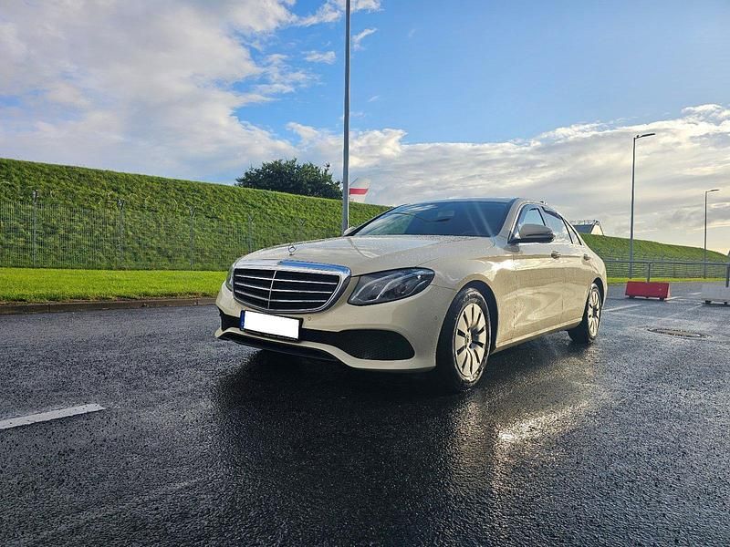 Beige Gebraucht 2019 Mercedes E200 Limousine | 13.999 € (Superpreis) - Bild 1/4
