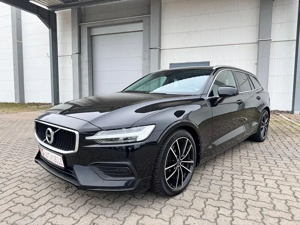 Gebraucht Volvo V60 Momentum 150 PS (110 kW) 2018 Schwarz Kombi