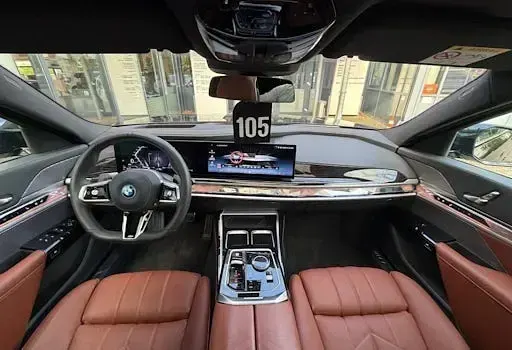 Gebraucht BMW 750e M Sport 489 PS (359 kW) 2025 Black sapphire Limousine