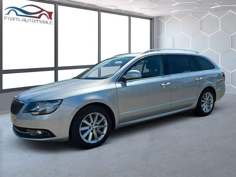 Silber Gebraucht 2014 Skoda Superb Ambition Kombi | 10.985 € (Guter Preis) - Bild 1/4