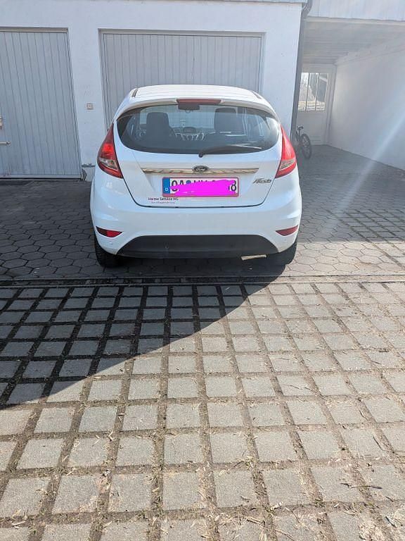 Gebraucht Ford Fiesta Trend 97 PS (71 kW) 2010 Weiß Kleinwagen
