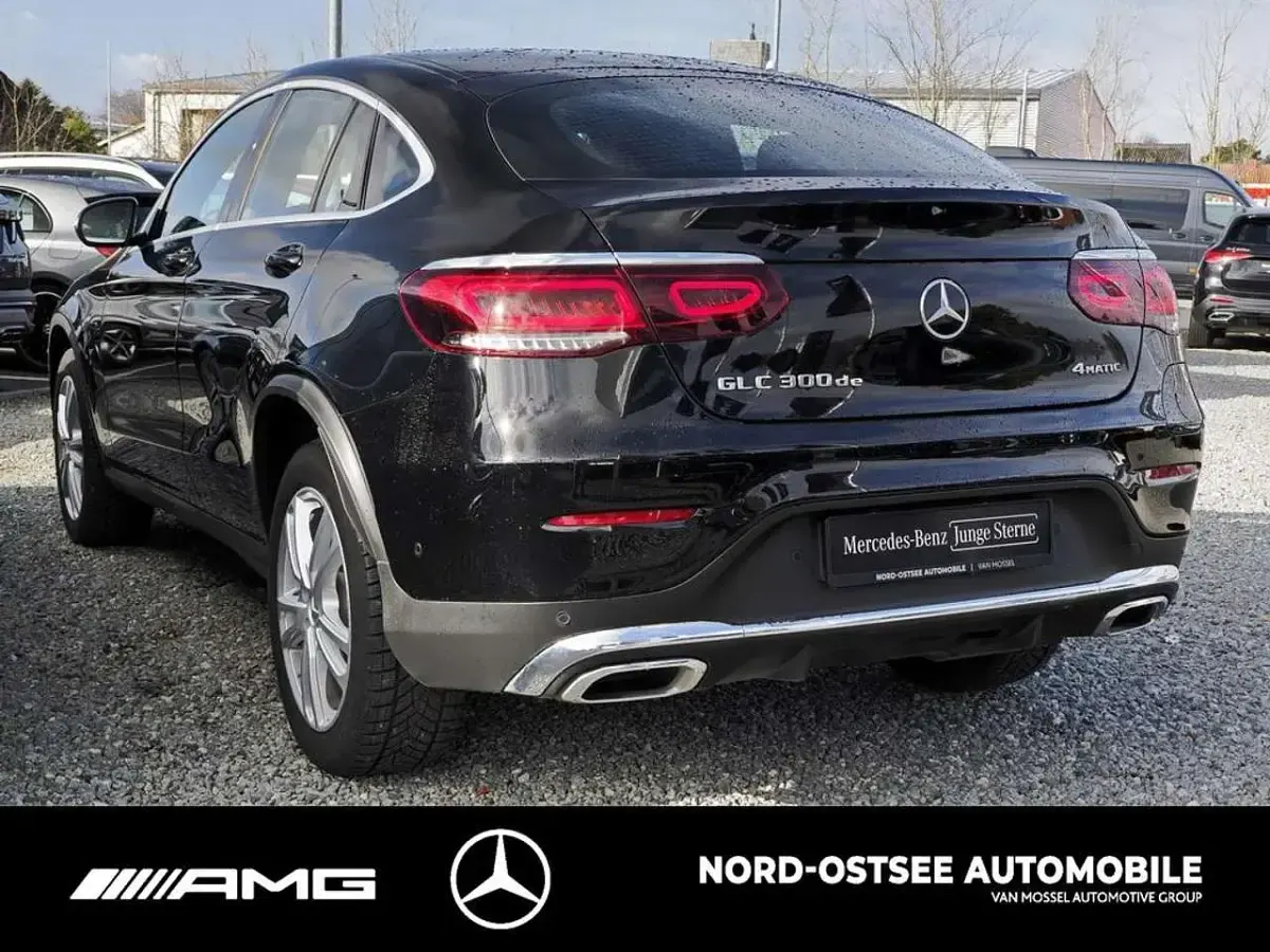 Gebraucht Mercedes GLC300e AMG 194 PS (142 kW) 2020 Unilack schwarz Coupé