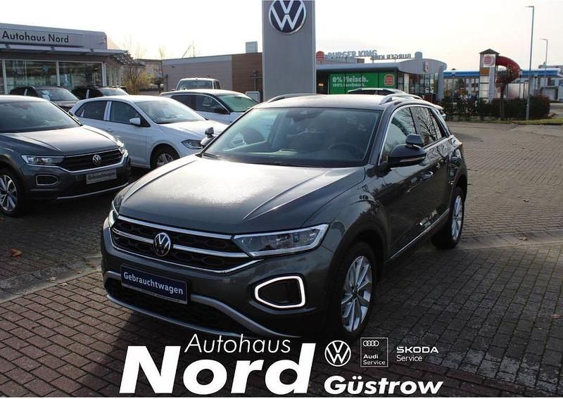 Indiumgrau metallic Gebraucht 2024 VW T-Roc Style SUV | 26.990 € (Fairer Preis) - Bild 1/4