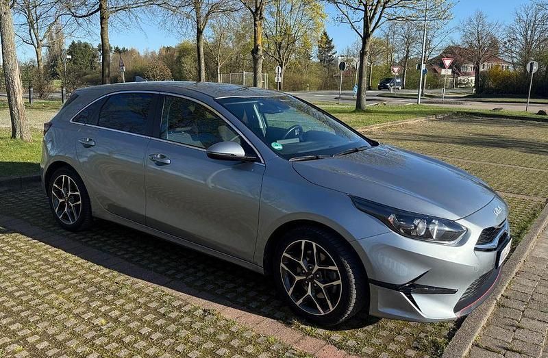 Gebraucht Kia Ceed Spirit 160 PS (117 kW) 2022 Silber Kleinwagen