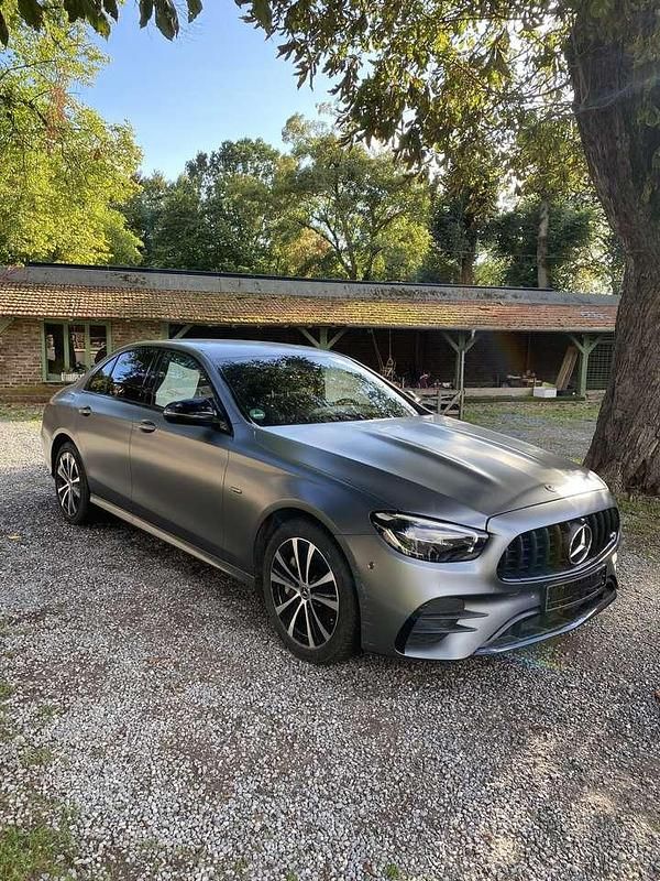 Grau Gebraucht 2021 Mercedes E300 Limousine | 34.800 € (Fairer Preis) - Bild 1/4