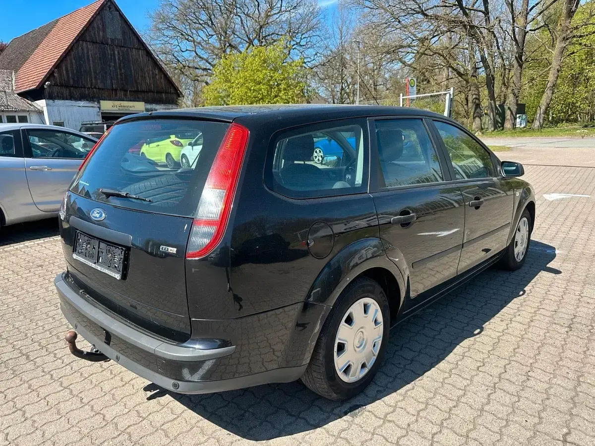 Używany Ford Focus 110 KM (80 kW) 2006 Czarny Kombi