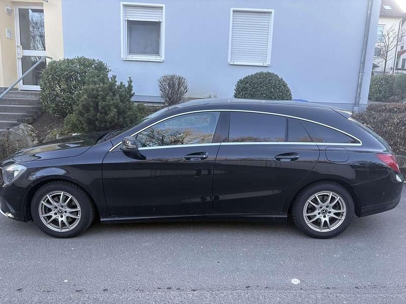 Gebraucht Mercedes CLA180 122 PS (89 kW) 2018 Schwarz Limousine