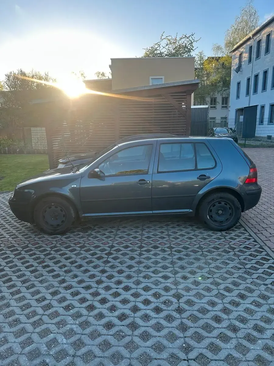 Second-hand VW Golf IV 101 CP (74 kW) 2002 Gri Berlinǎ