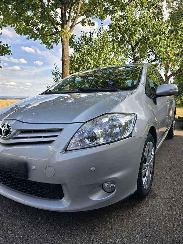 Silber Gebraucht 2010 Toyota Auris Executive Limousine | 7.779 € (Fairer Preis) - Bild 1/4