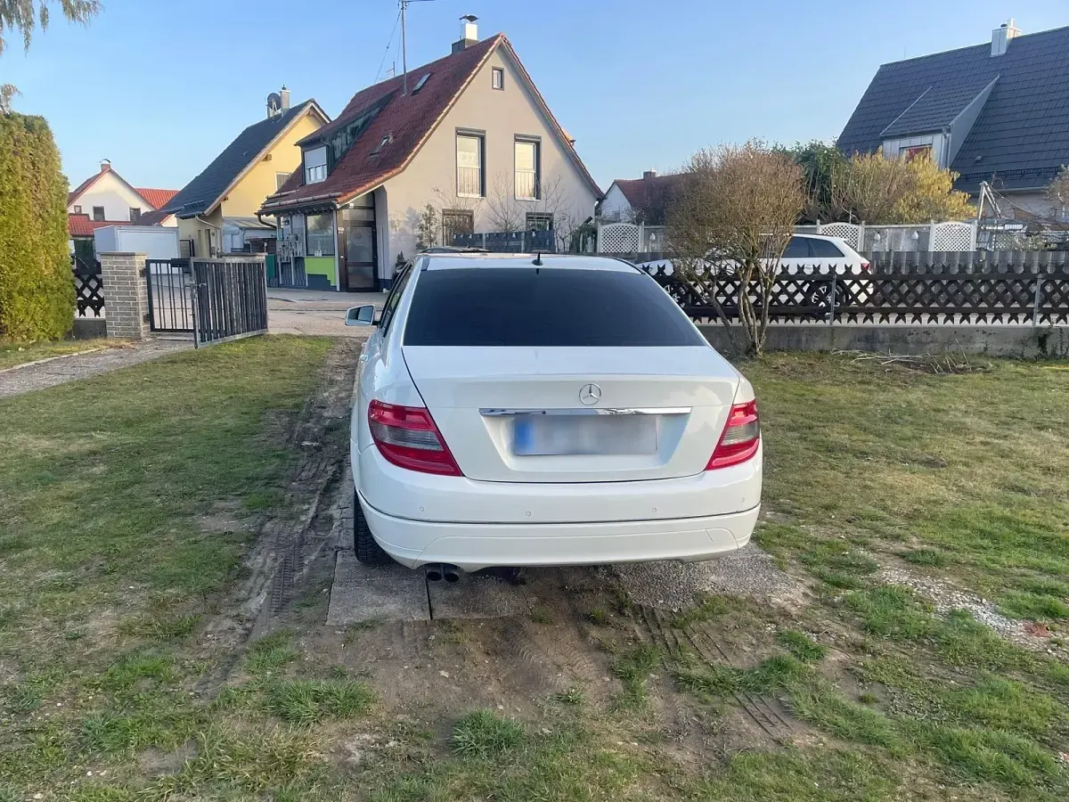 Gebraucht Mercedes C180 155 PS (114 kW) 2010 Weiß Limousine