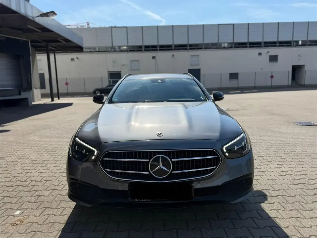 Gebraucht Mercedes E220 Avantgarde 194 PS (142 kW) 2022 Grau Kombi