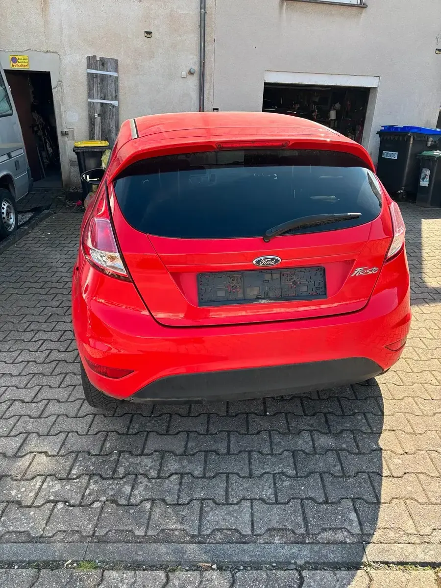 Gebraucht Ford Fiesta 80 PS (58 kW) 2014 Rot Kleinwagen