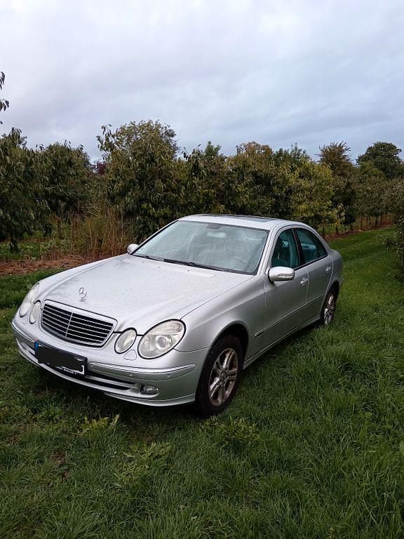 Silber Gebraucht 2005 Mercedes E350 Avantgarde Limousine | 6.500 € (Superpreis) - Bild 1/4