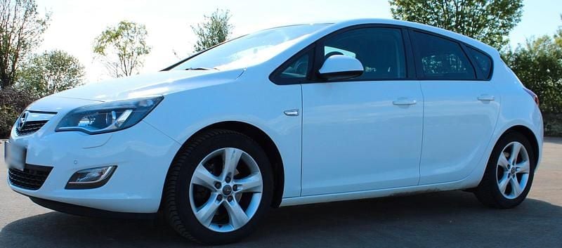 Second-hand Opel Astra 110 CP (80 kW) 2012 Alb Hatchback